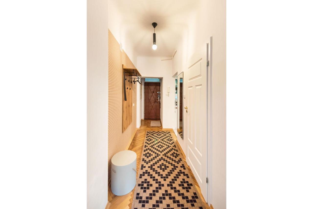Metro Plac Wilsona Etno Apartment Warschau